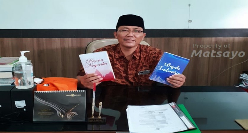 Guru MTsN 1 Yogyakarta Sedekahkan Buku Pesona Negeriku dan Wajah Indonesia