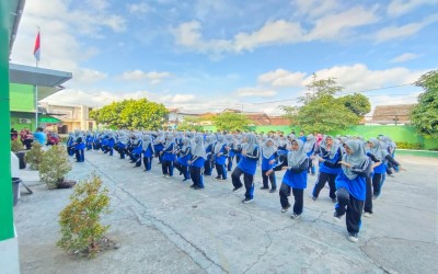 Senam Anak Indonesia Hebat Memeriahkan Peringatan Hari Olahraga Nasional di MTsN 1 Yogyakarta