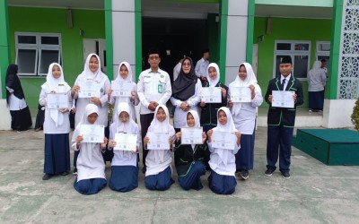MTsN 1 Yogyakarta Sampaikan Beragam Penghargaan kepada Siswa Berprestasi di Upacara Bendera