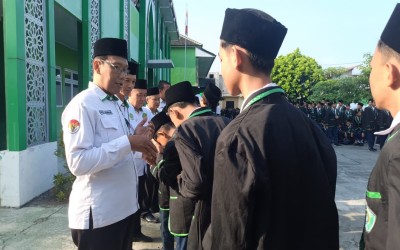 Apel Pagi dan Bersalaman Awali Kegiatan KBM di MTsN 1 Yogyakarta