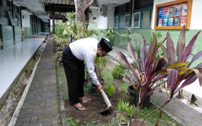 Wujud Syukur Menuju PNS: CPNS MTsN 1 Yogyakarta Tanam Pohon sebagai Implementasi Ekoteologi