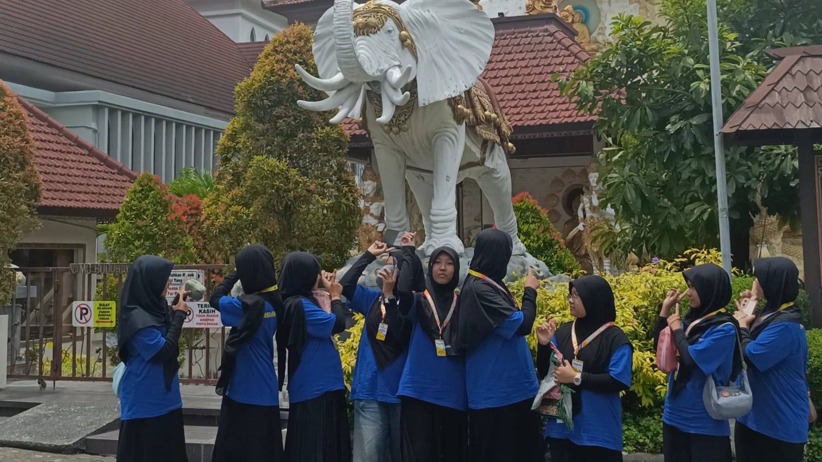 Siswa MTsN 1 Yogyakarta Mengunjungi Puja Mandala Bali